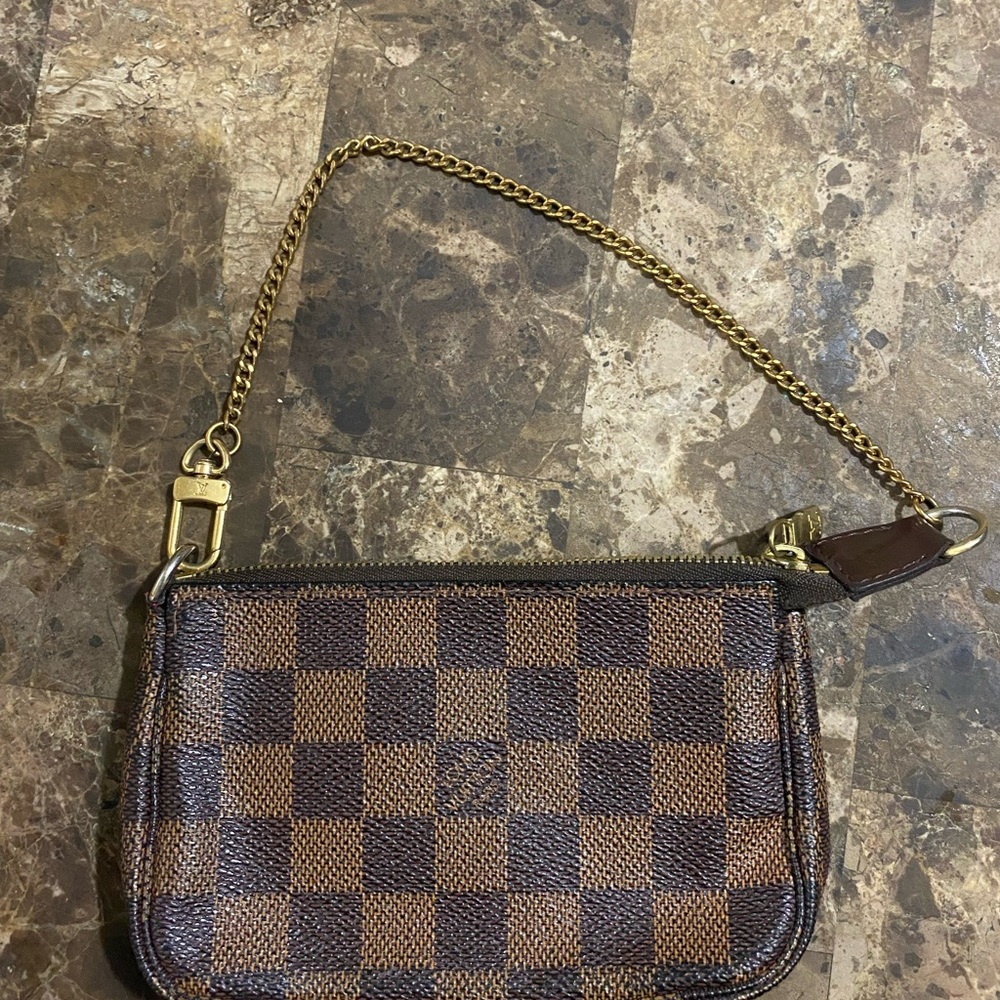 Authentic Lv Wristlet Barely Used No Scratches - image 2